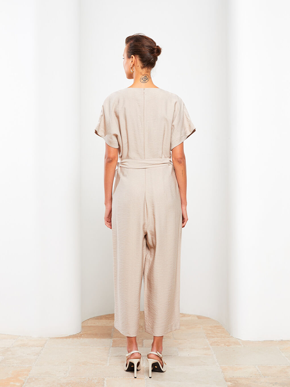 Bej Kruvaze Yaka Düz Kısa Kollu Kadın Tulum-5