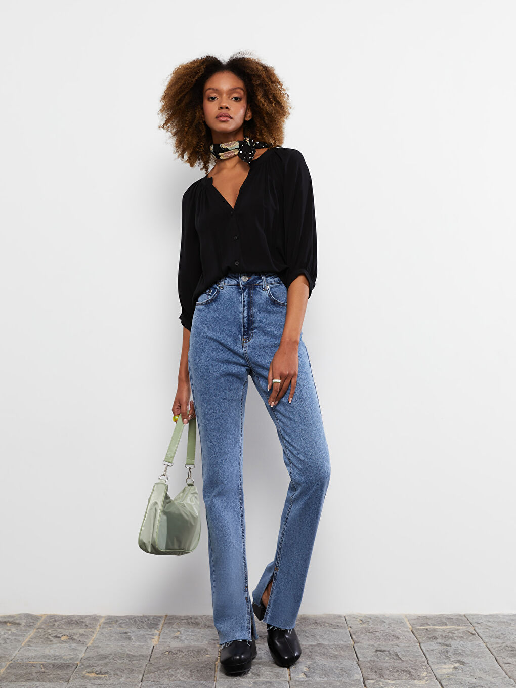 بلوزة ياقة بشق مستقيمة كم طويل بوبلين للسيدات