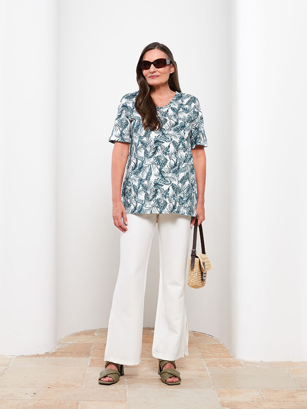 Ekru V Yaka Desenli Kısa Kollu Pamuklu Kadın Tişört