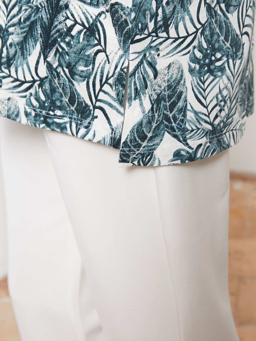 Ekru V Yaka Desenli Kısa Kollu Pamuklu Kadın Tişört-3