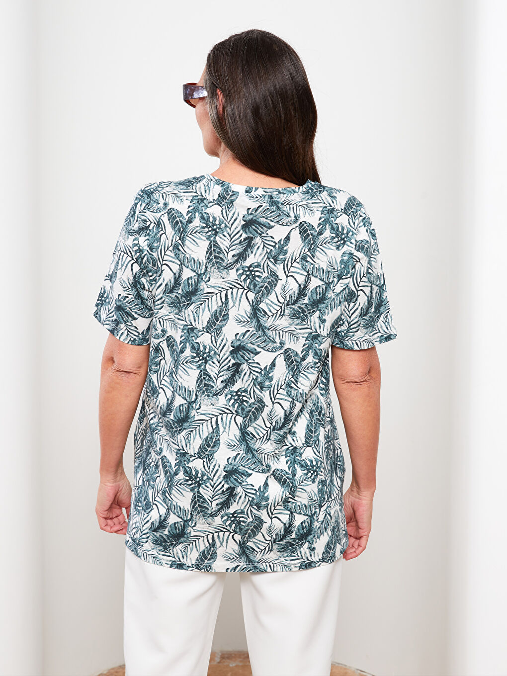 Ekru V Yaka Desenli Kısa Kollu Pamuklu Kadın Tişört-4