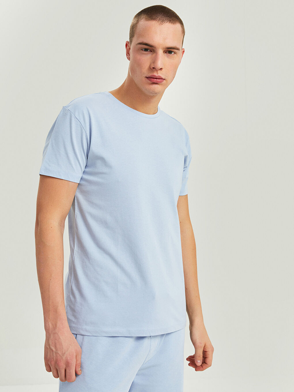 تيشيرت رجالي بياقة دائرية قماش جيرسي-1