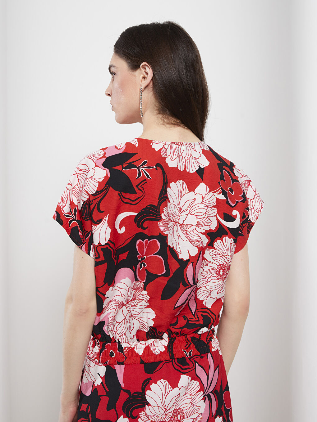 Pembe V Yaka Çiçekli Kısa Kollu Kadın Bluz-5