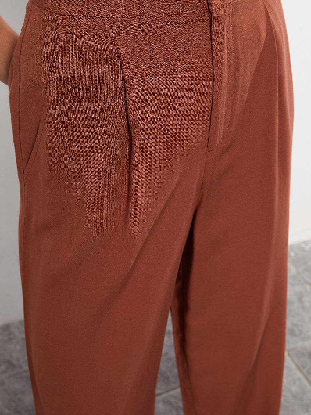 Брюки женские льняные с прямыми карманами удобного кроя-2