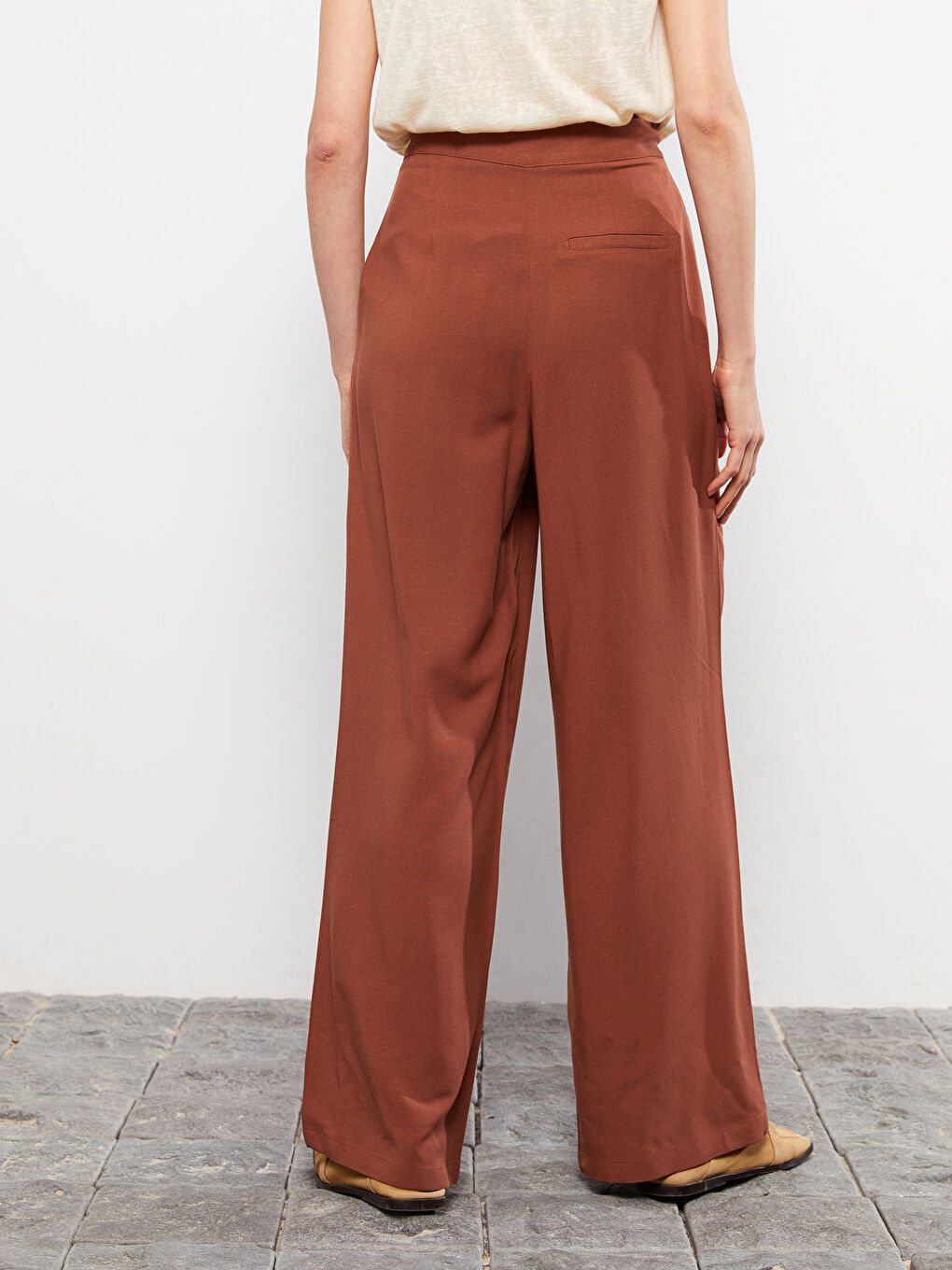 Брюки женские льняные с прямыми карманами удобного кроя-4