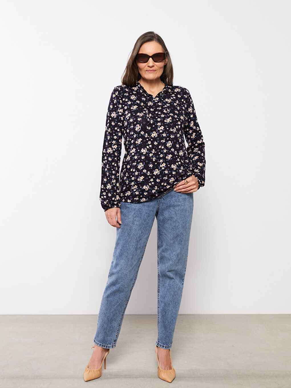 تي شيرت نسائي بأكمام طويلة مزينة بالزهور وياقة برباط مكشكش