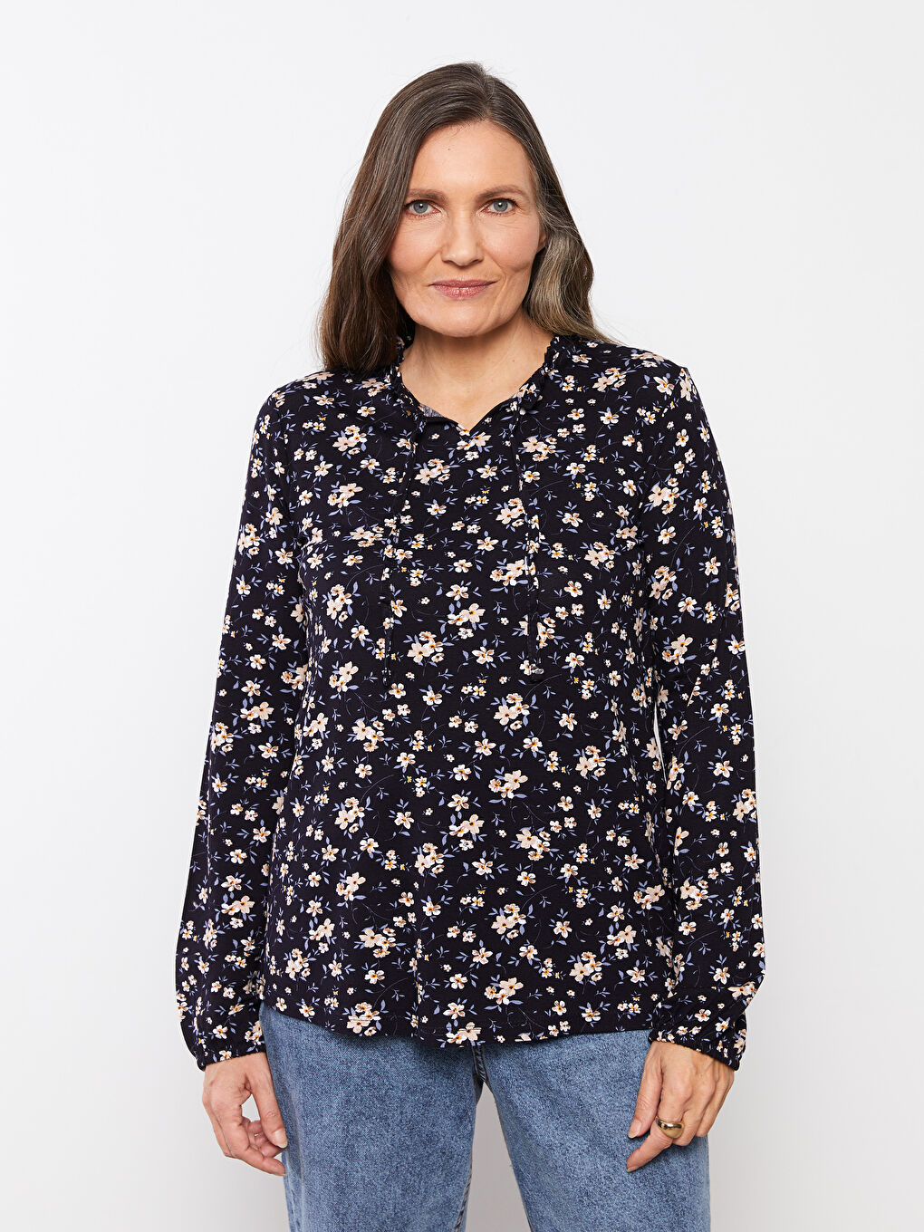 تي شيرت نسائي بأكمام طويلة مزينة بالزهور وياقة برباط مكشكش-1