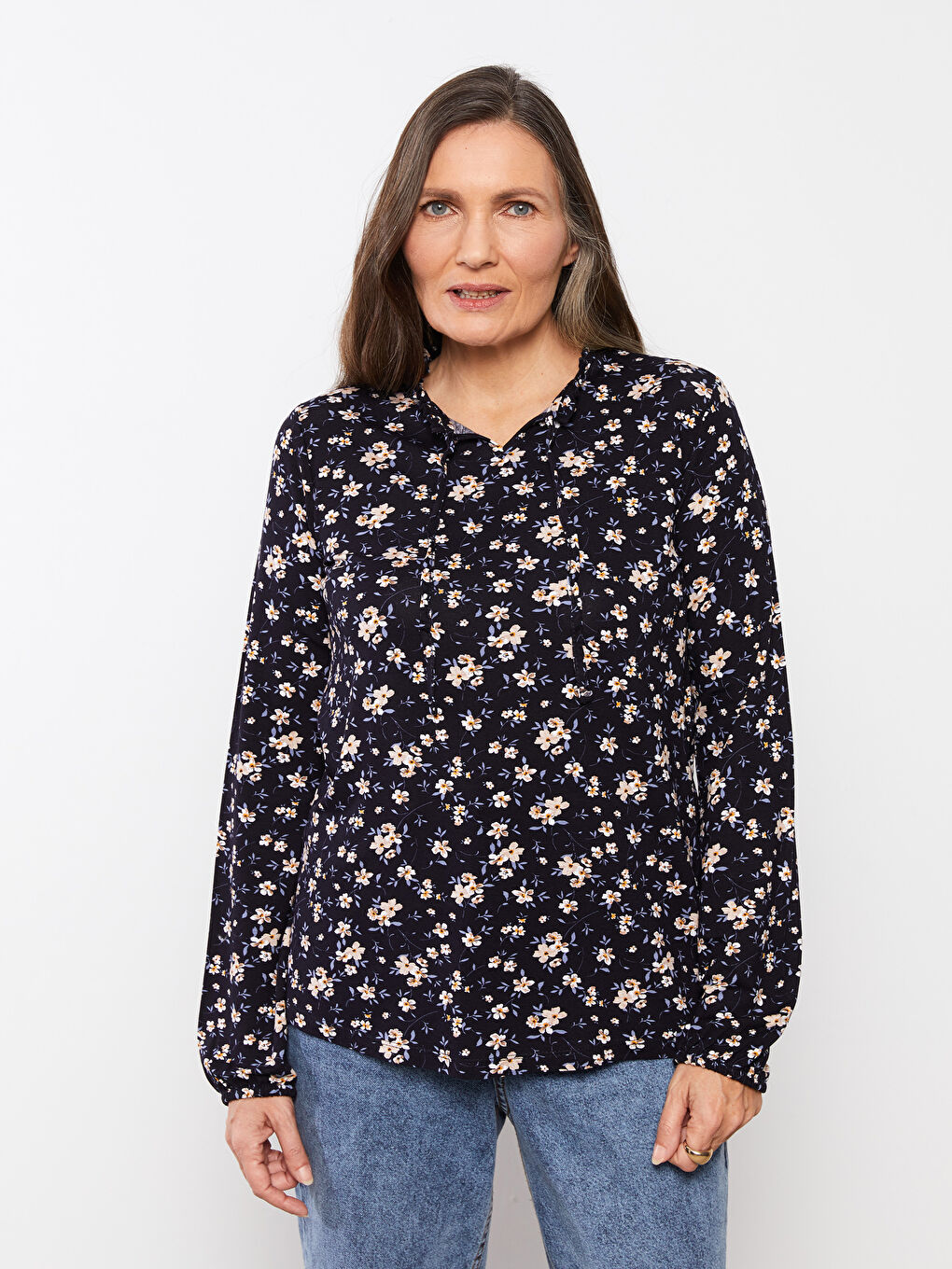 تي شيرت نسائي بأكمام طويلة مزينة بالزهور وياقة برباط مكشكش-2