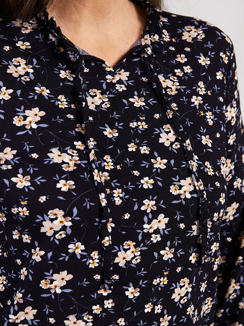 تي شيرت نسائي بأكمام طويلة مزينة بالزهور وياقة برباط مكشكش-3