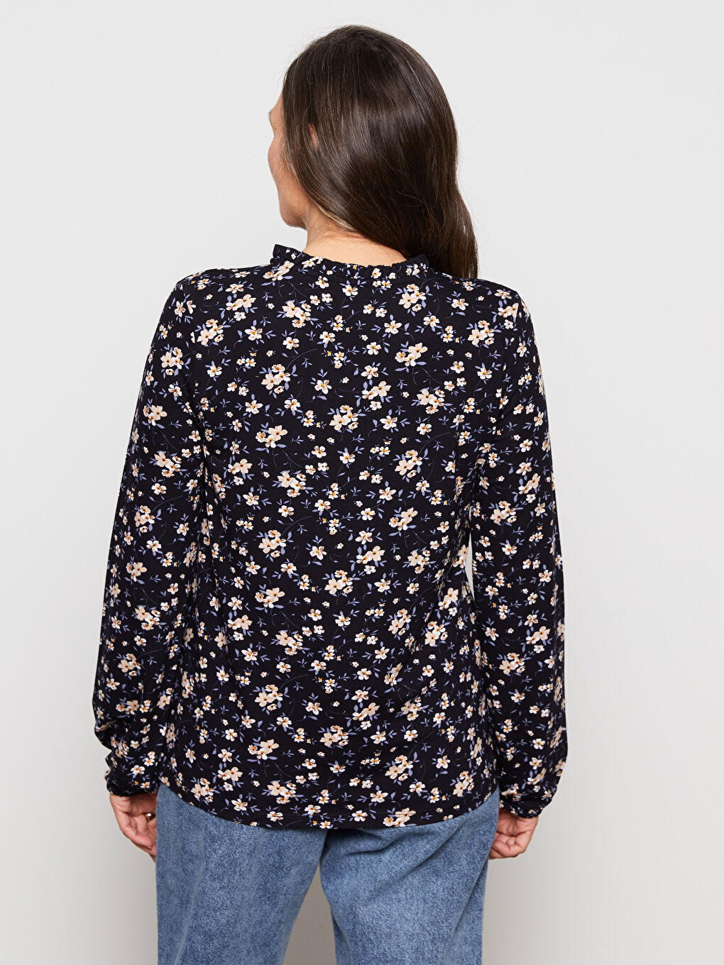 تي شيرت نسائي بأكمام طويلة مزينة بالزهور وياقة برباط مكشكش-4