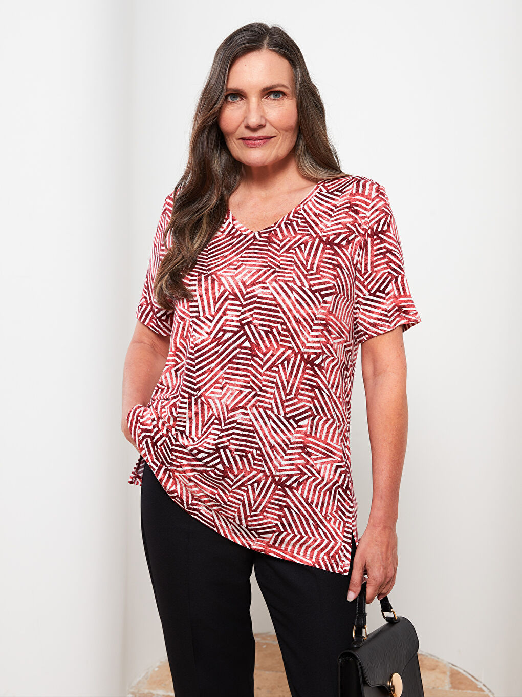 Ekru V Yaka Desenli Kısa Kollu Kadın Tişört