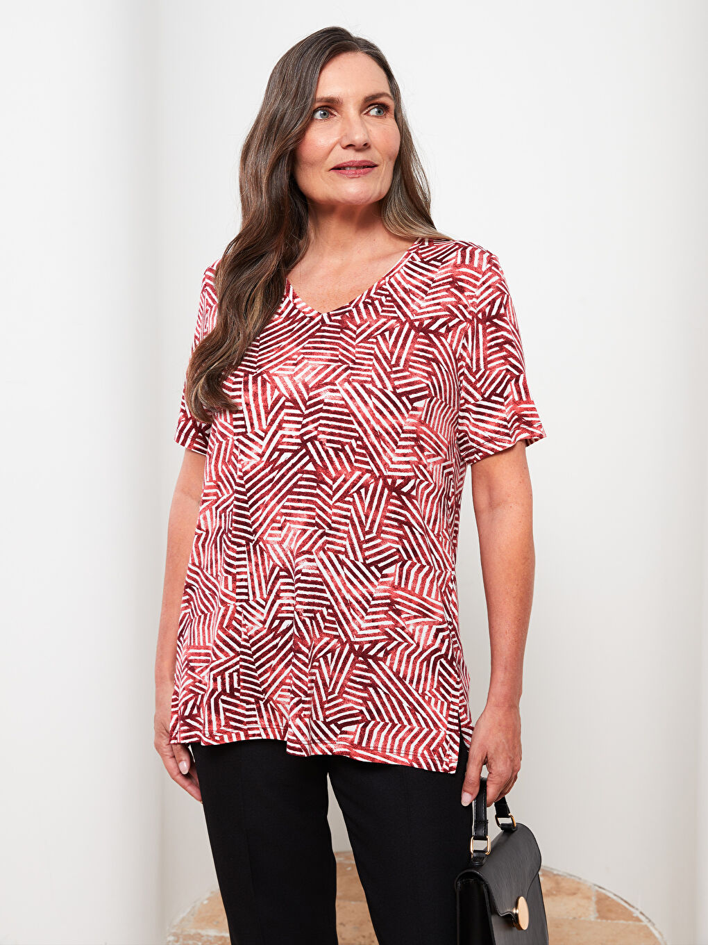 Ekru V Yaka Desenli Kısa Kollu Kadın Tişört-1