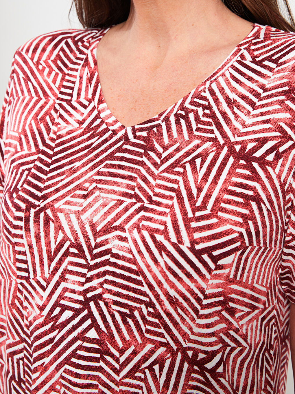 Ekru V Yaka Desenli Kısa Kollu Kadın Tişört-3