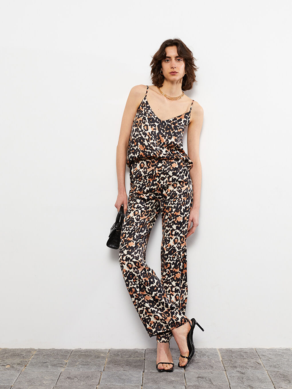 Kahverengi Rahat Kalıp Desenli Cep Detaylı Saten Kadın Pantolon