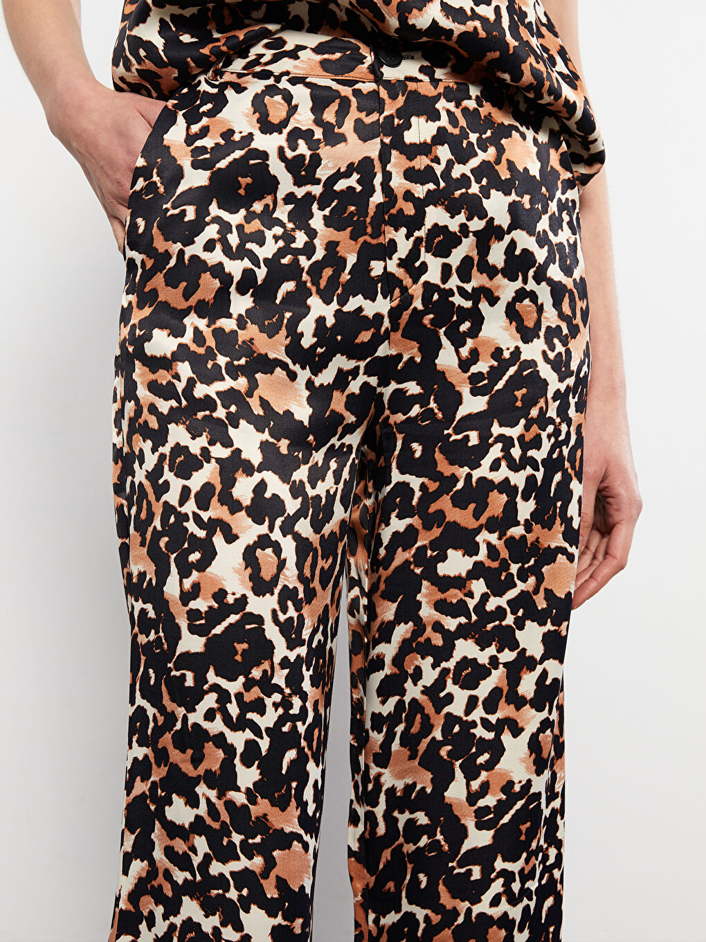 Kahverengi Rahat Kalıp Desenli Cep Detaylı Saten Kadın Pantolon-2