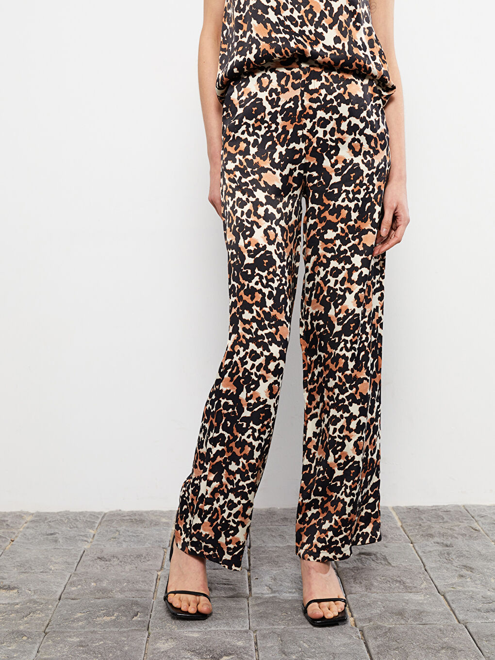 Kahverengi Rahat Kalıp Desenli Cep Detaylı Saten Kadın Pantolon-3