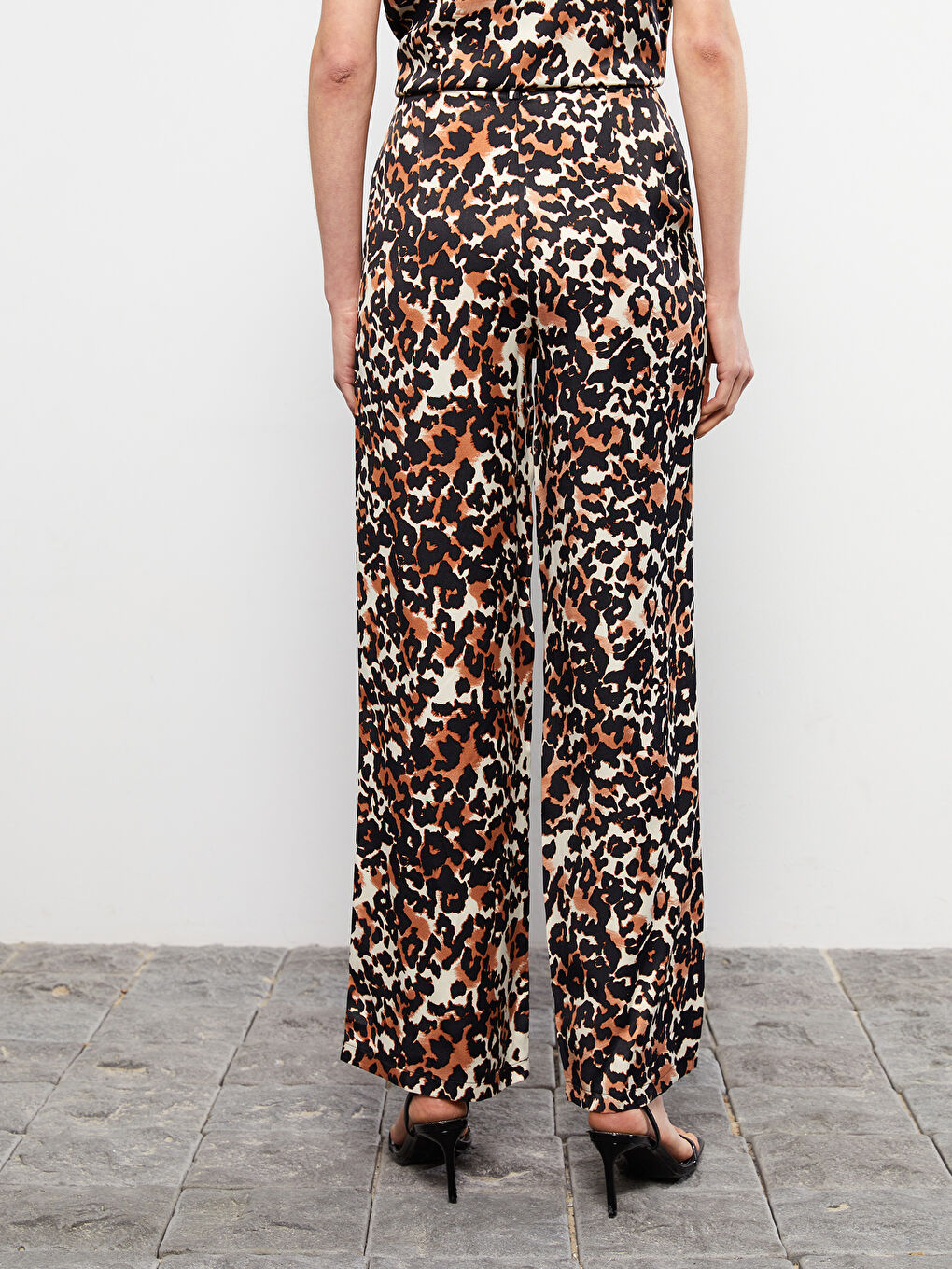 Kahverengi Rahat Kalıp Desenli Cep Detaylı Saten Kadın Pantolon-4