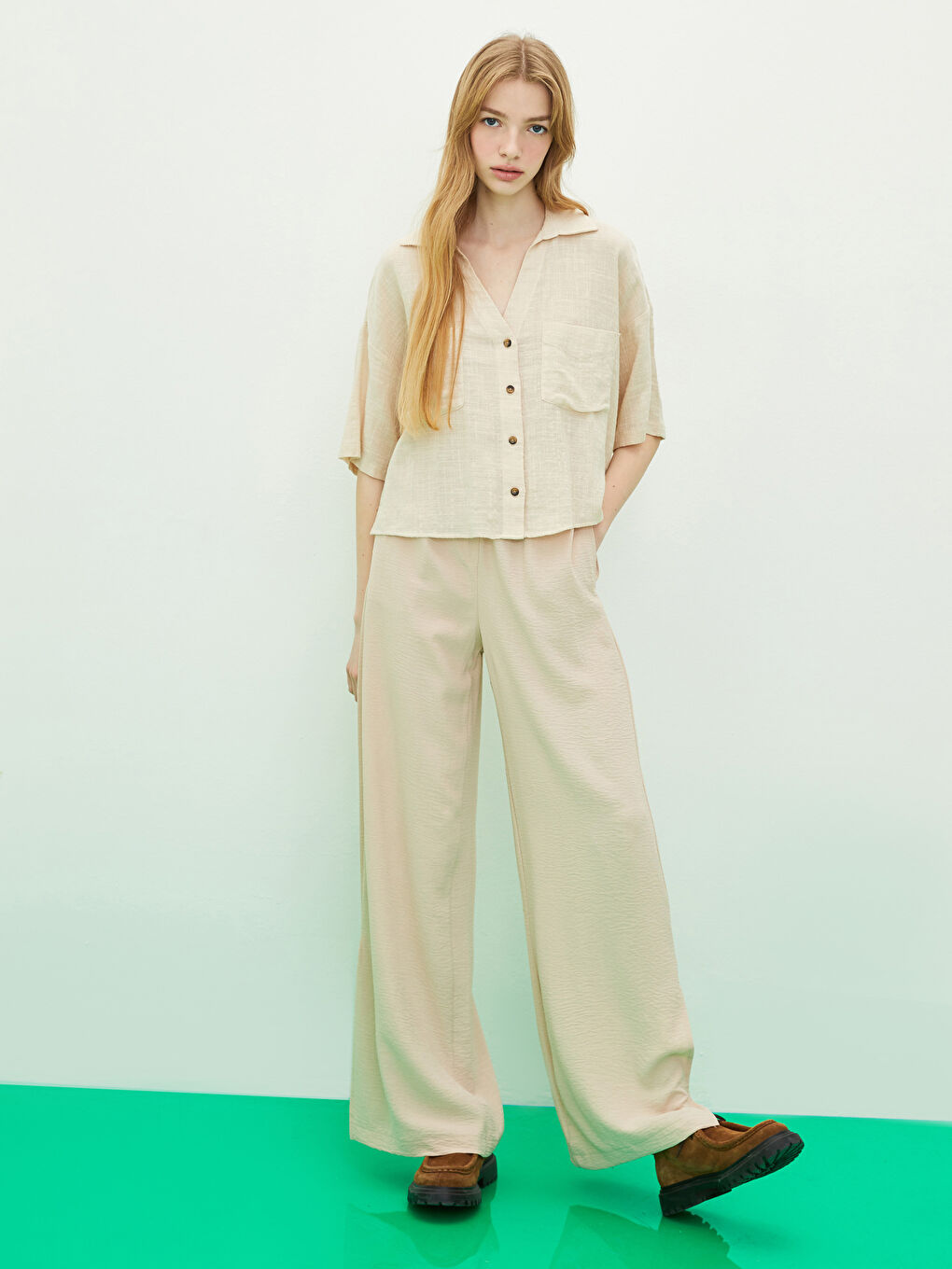 Pantaloni pentru Femei cu Talie Elastică, Croială Dreaptă cu Detaliu Fantă-1