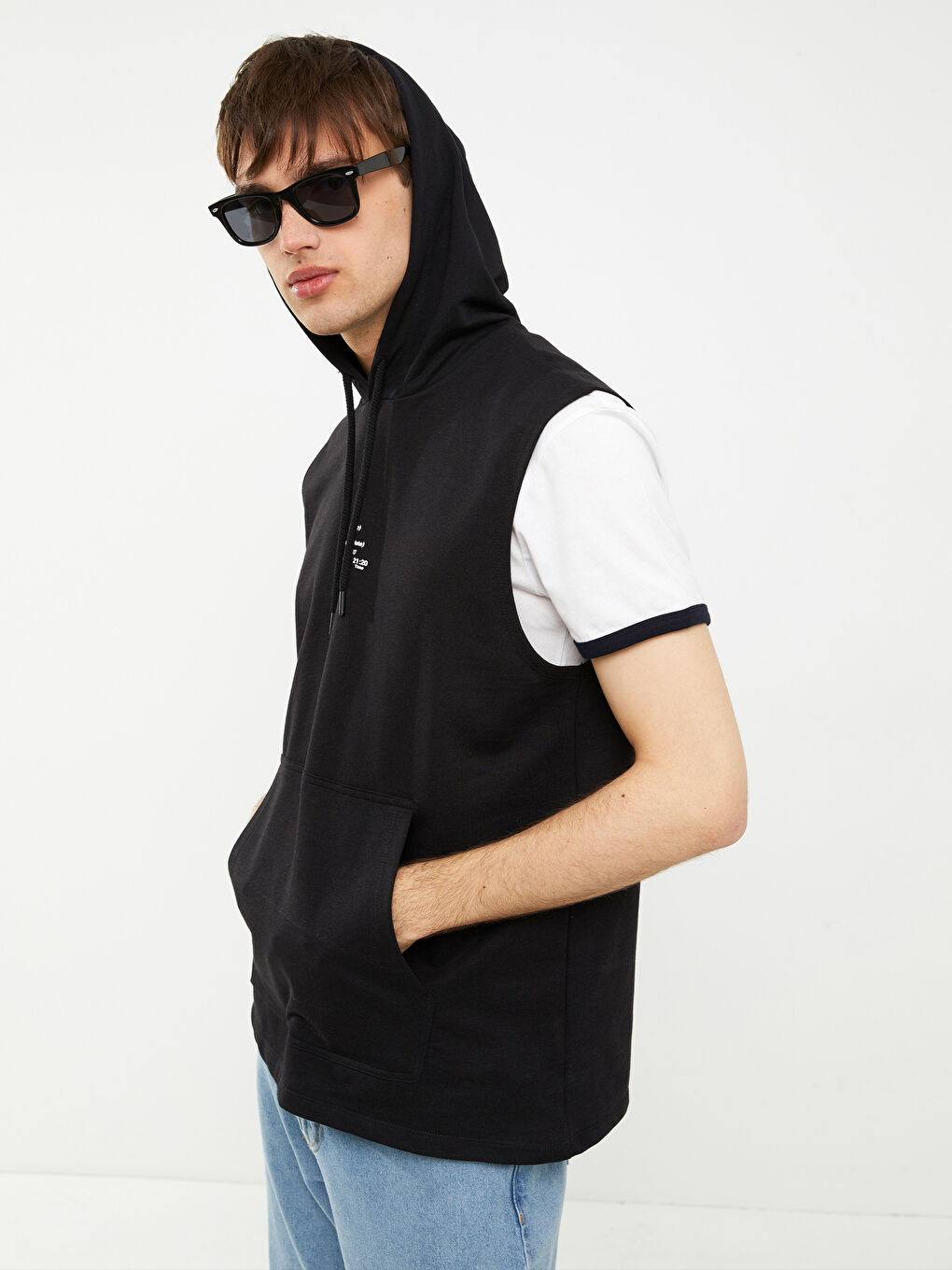 Siyah Kapüşonlu Baskılı Erkek Kolsuz Tişört-1