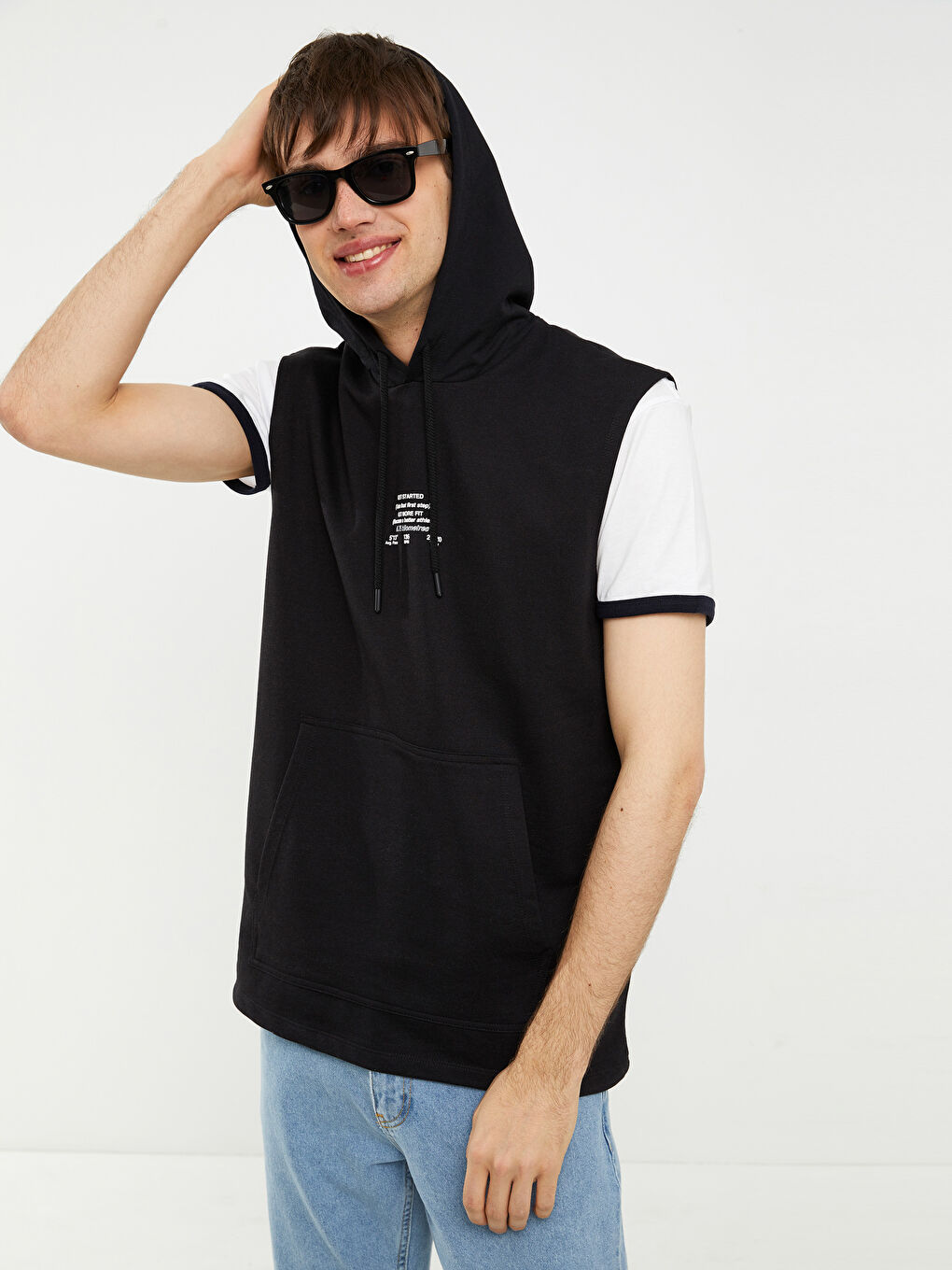 Siyah Kapüşonlu Baskılı Erkek Kolsuz Tişört-2