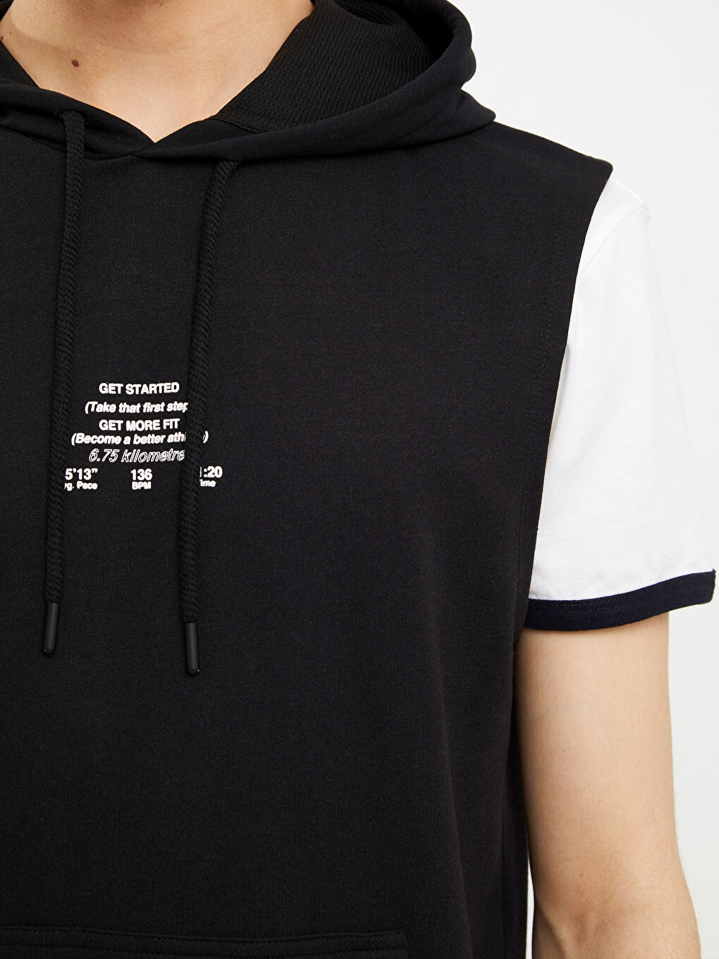 Siyah Kapüşonlu Baskılı Erkek Kolsuz Tişört-3