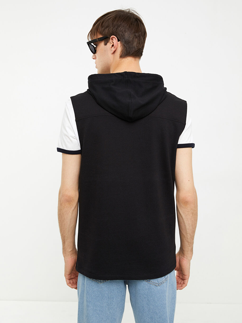 Siyah Kapüşonlu Baskılı Erkek Kolsuz Tişört-4
