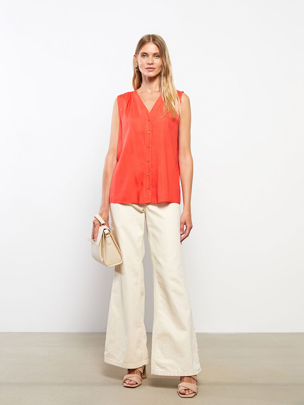 LCWAIKIKI Classic V-Neck Straight Sleeveless Viscose Women's Shirt -S2I201Z8-GQA