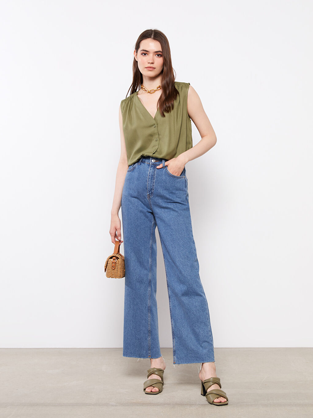 LCWAIKIKI Classic V-Neck Straight Sleeveless Viscose Women's Shirt -S2I201Z8-GYA