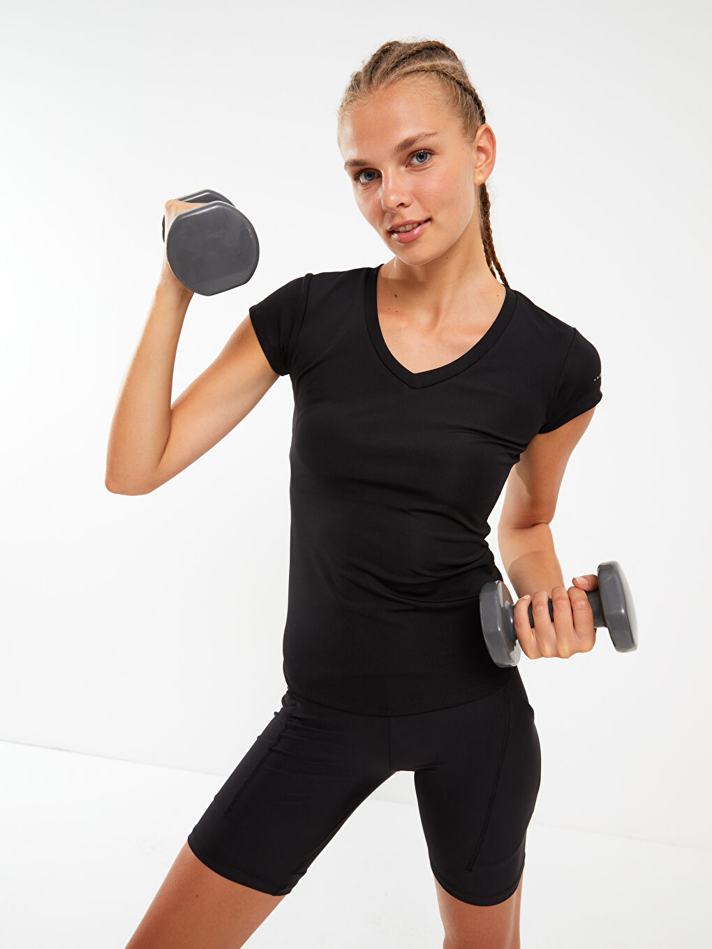 Siyah V Yaka Baskılı Kısa Kollu Kadın Tişört-1