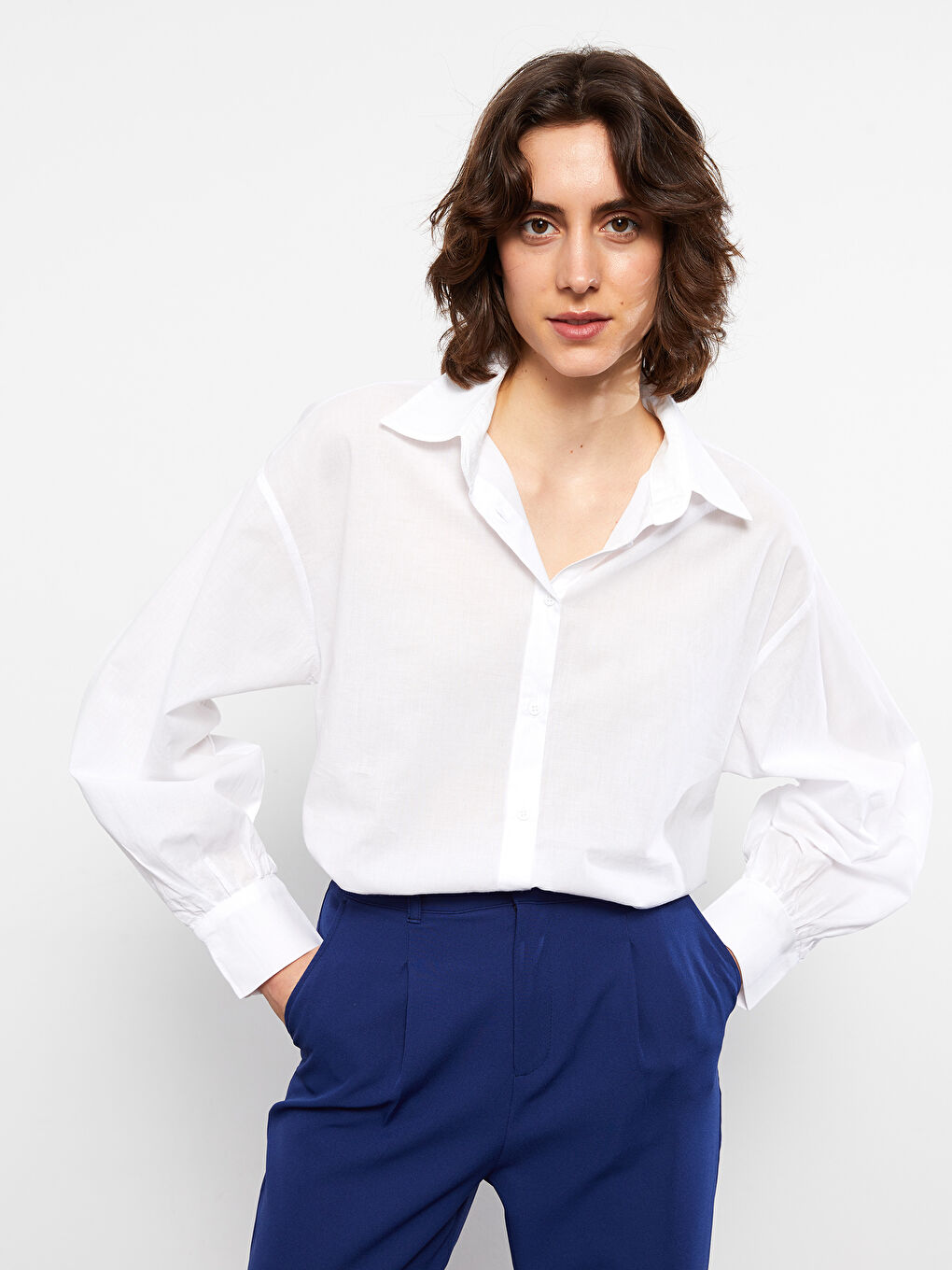 Beyaz Önden Düğme Kapamalı Düz Uzun Kollu Krep Kadın Gömlek-2