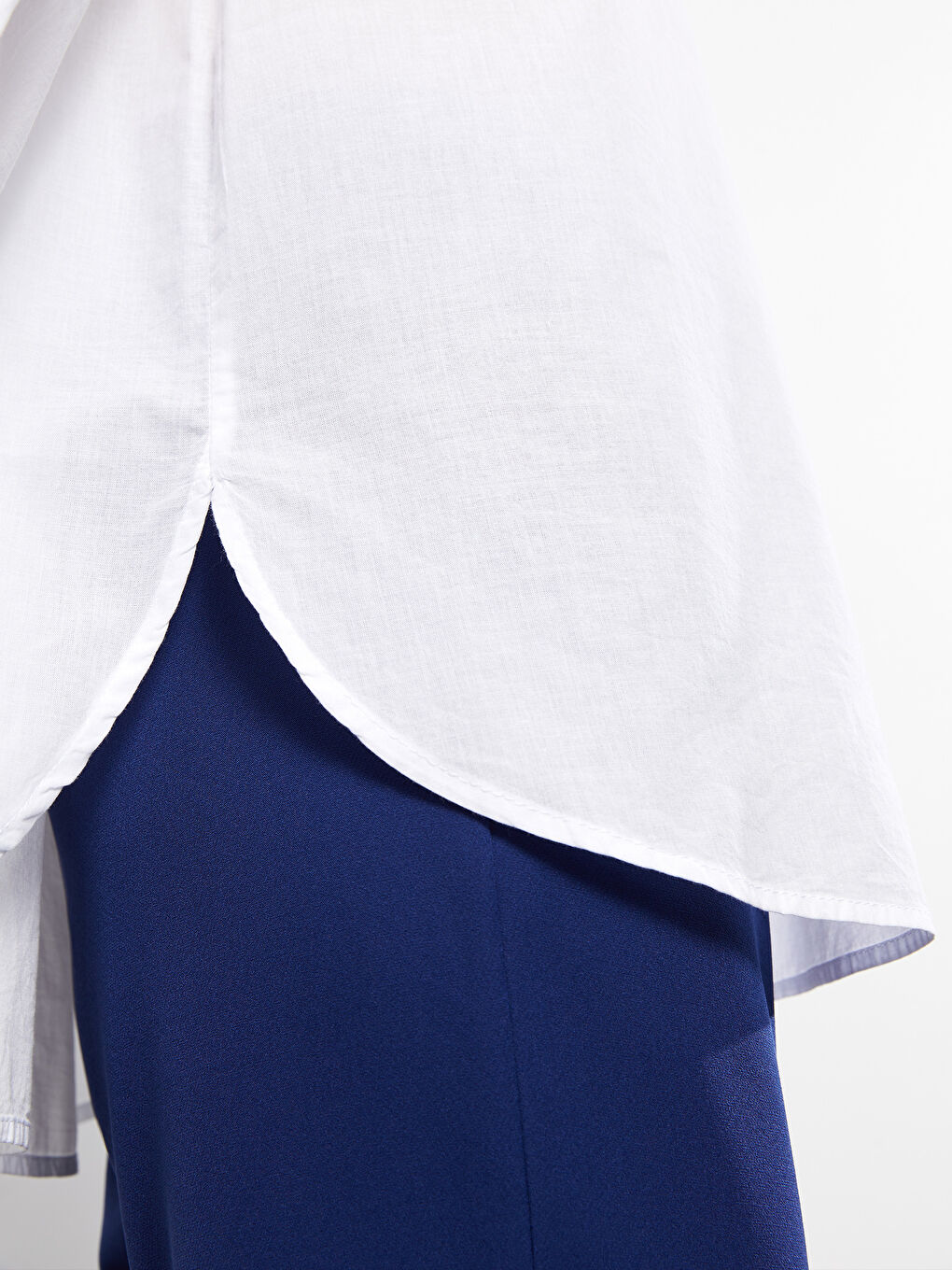 Beyaz Önden Düğme Kapamalı Düz Uzun Kollu Krep Kadın Gömlek-4