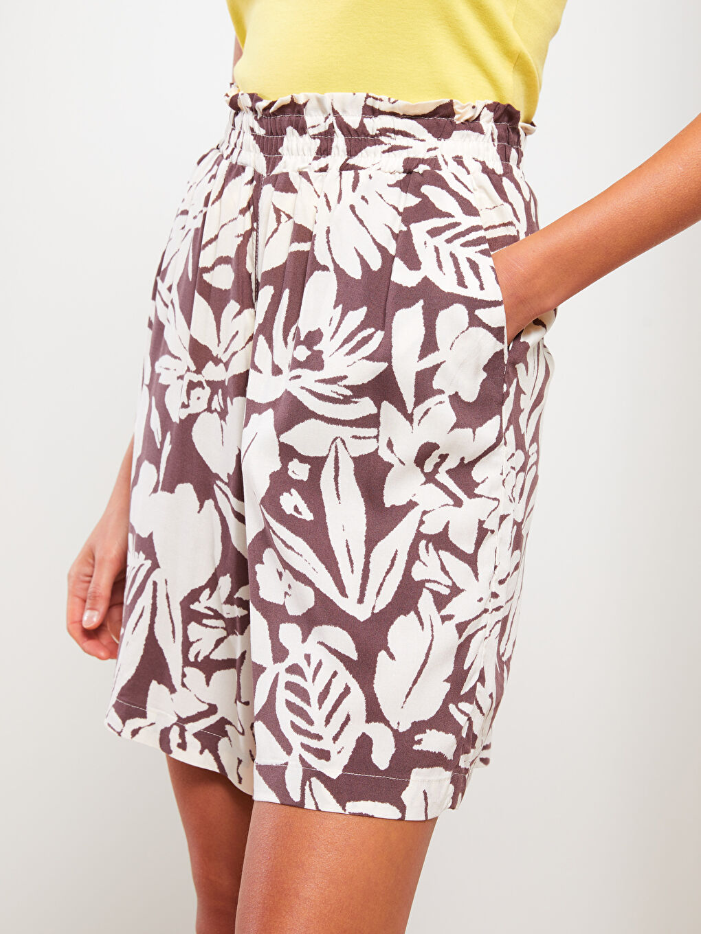 Yeşil Beli Lastikli Desenli Viskon Kadın Şort-3