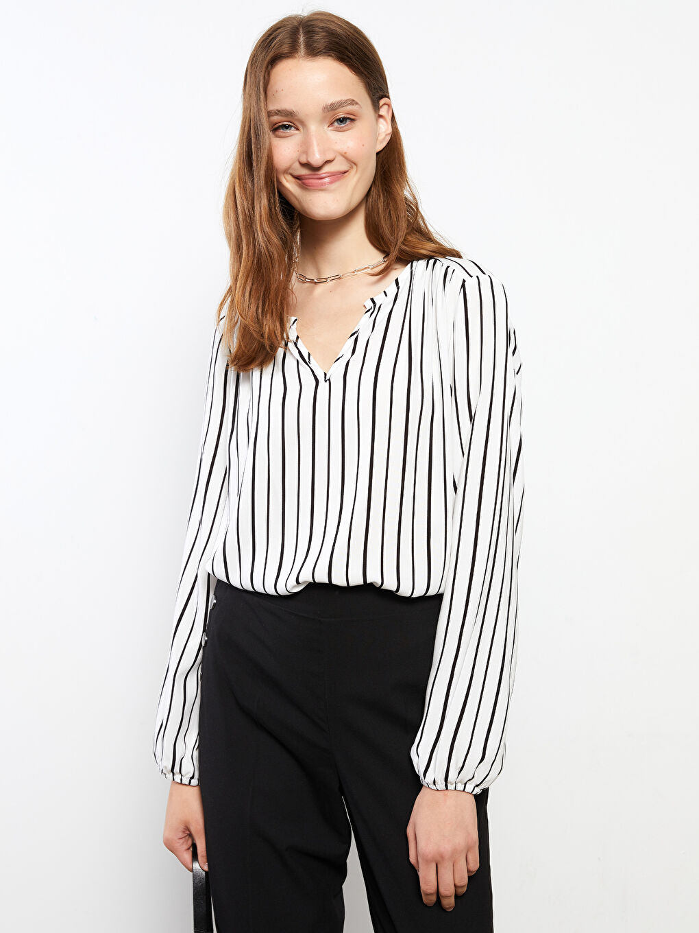 بلوزة نسائية بياقة عالية مُخَطَّطة بأكمام طويلة من الفسكوز