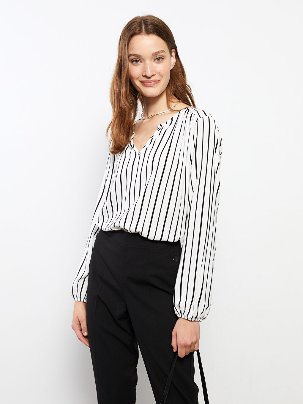 بلوزة نسائية بياقة عالية مُخَطَّطة بأكمام طويلة من الفسكوز-1