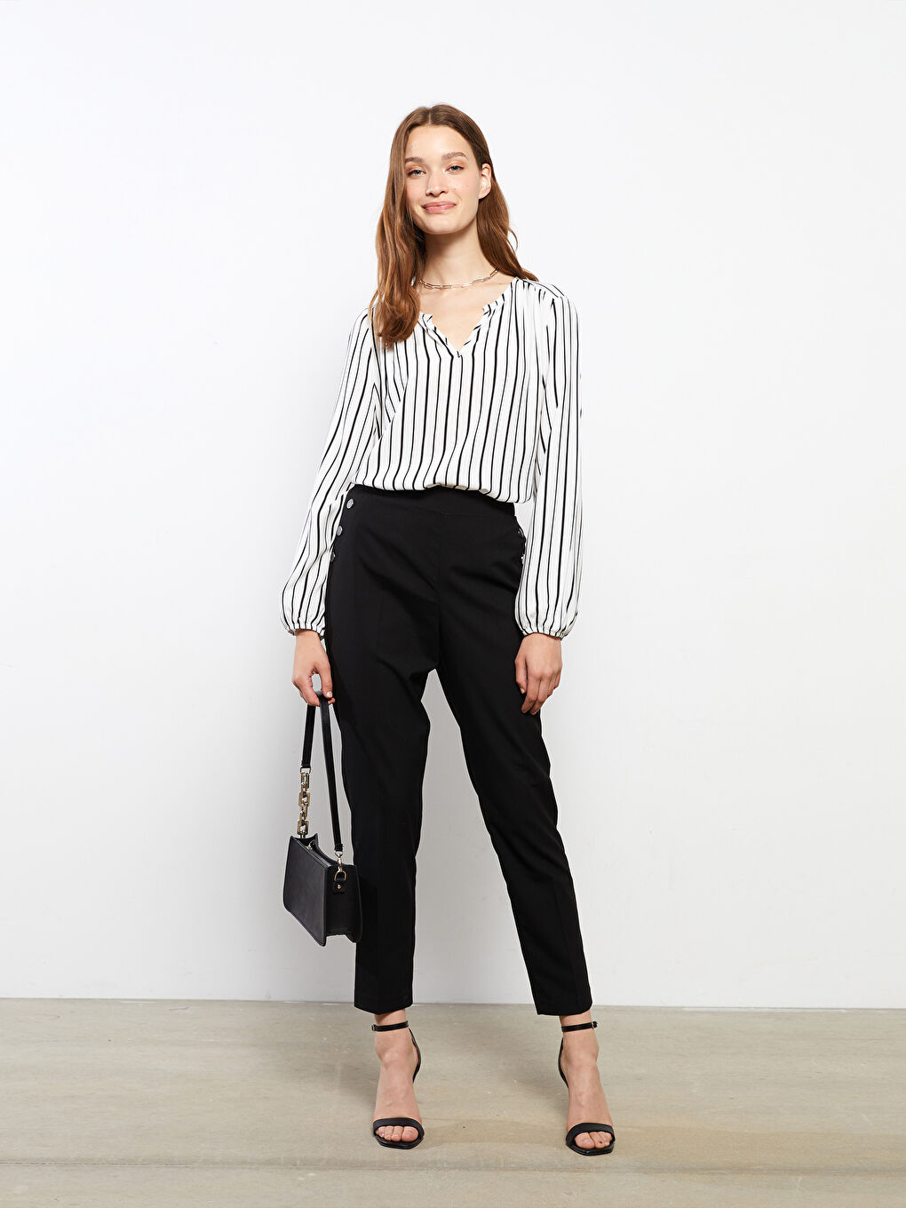 بلوزة نسائية بياقة عالية مُخَطَّطة بأكمام طويلة من الفسكوز-2