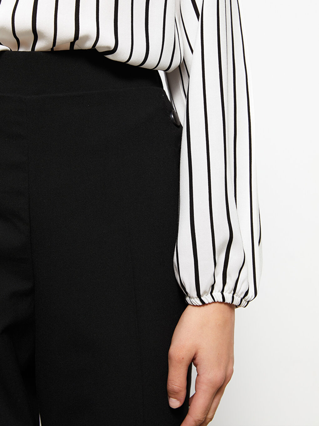 بلوزة نسائية بياقة عالية مُخَطَّطة بأكمام طويلة من الفسكوز-3