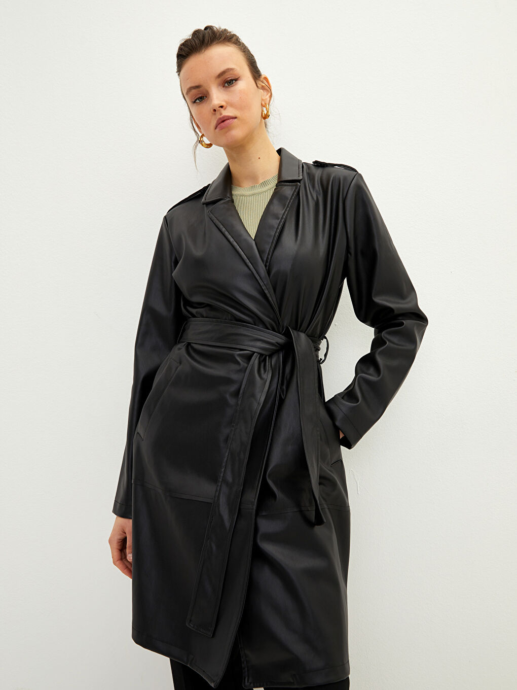 Siyah Ceket Yaka Düz Cep Detaylı Uzun Kollu Kadın Deri Görünümlü Mont