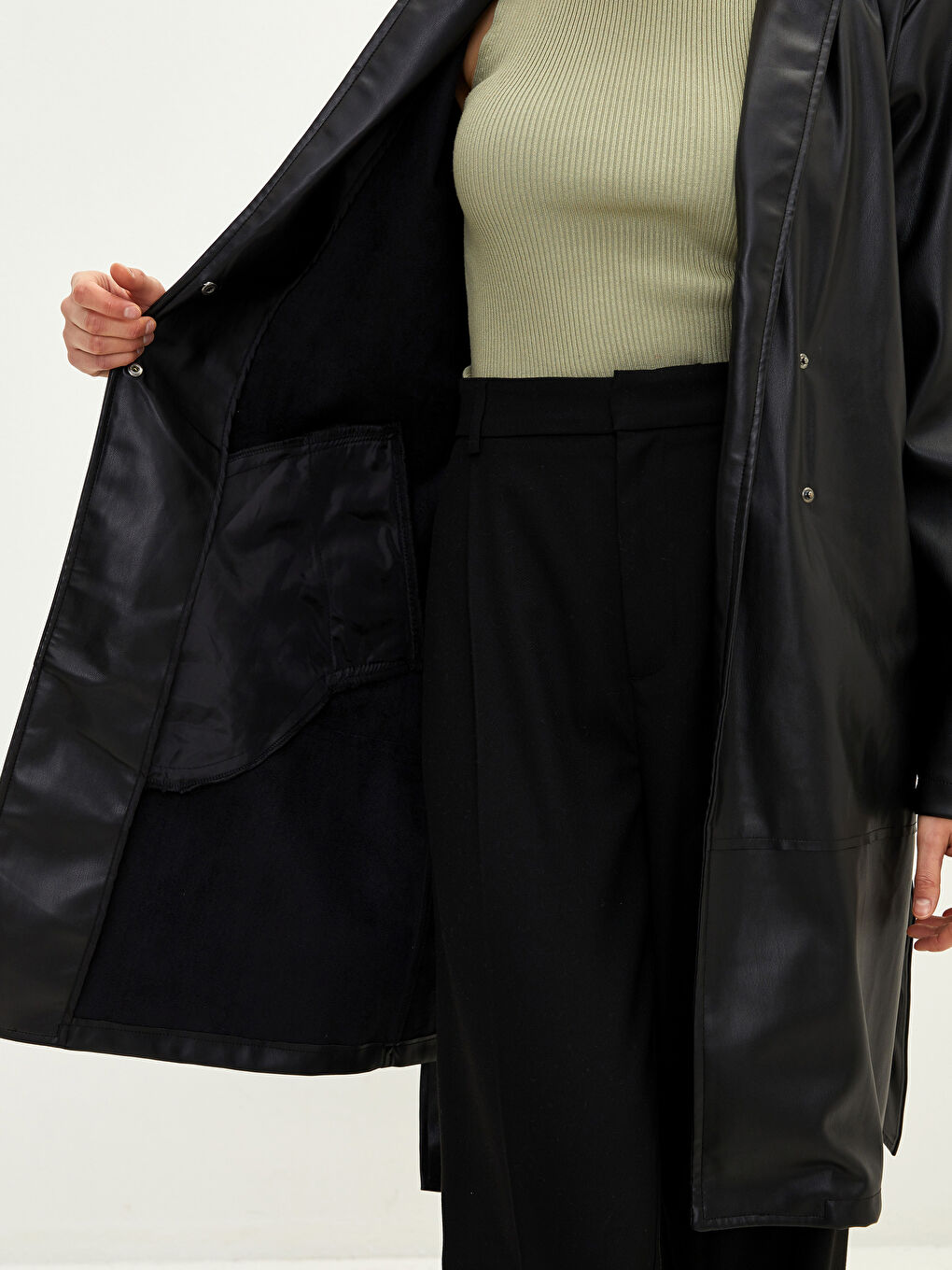 Siyah Ceket Yaka Düz Cep Detaylı Uzun Kollu Kadın Deri Görünümlü Mont-2