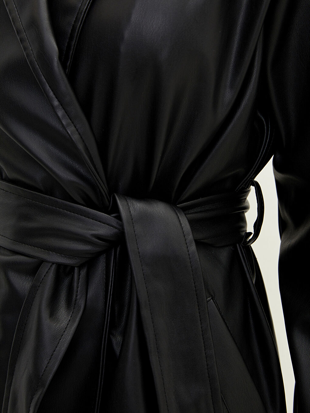 Siyah Ceket Yaka Düz Cep Detaylı Uzun Kollu Kadın Deri Görünümlü Mont-3