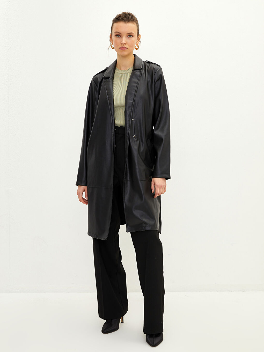 Siyah Ceket Yaka Düz Cep Detaylı Uzun Kollu Kadın Deri Görünümlü Mont-4