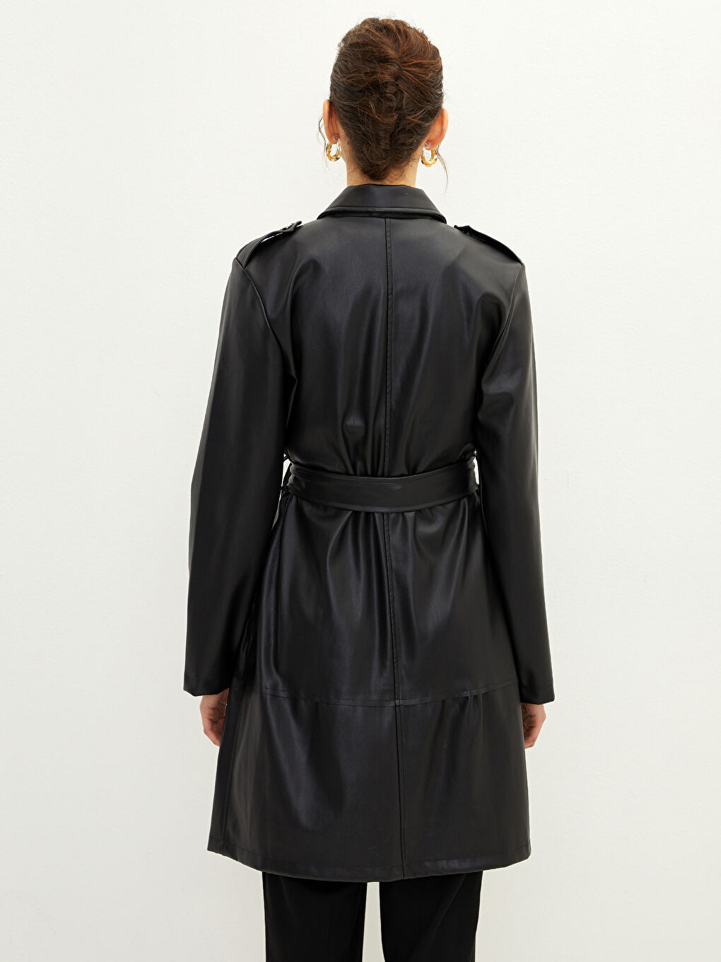 Siyah Ceket Yaka Düz Cep Detaylı Uzun Kollu Kadın Deri Görünümlü Mont-5