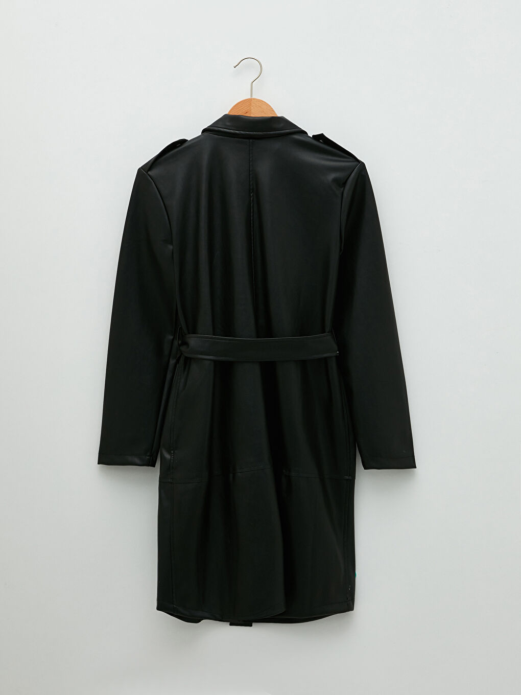 Siyah Ceket Yaka Düz Cep Detaylı Uzun Kollu Kadın Deri Görünümlü Mont-7