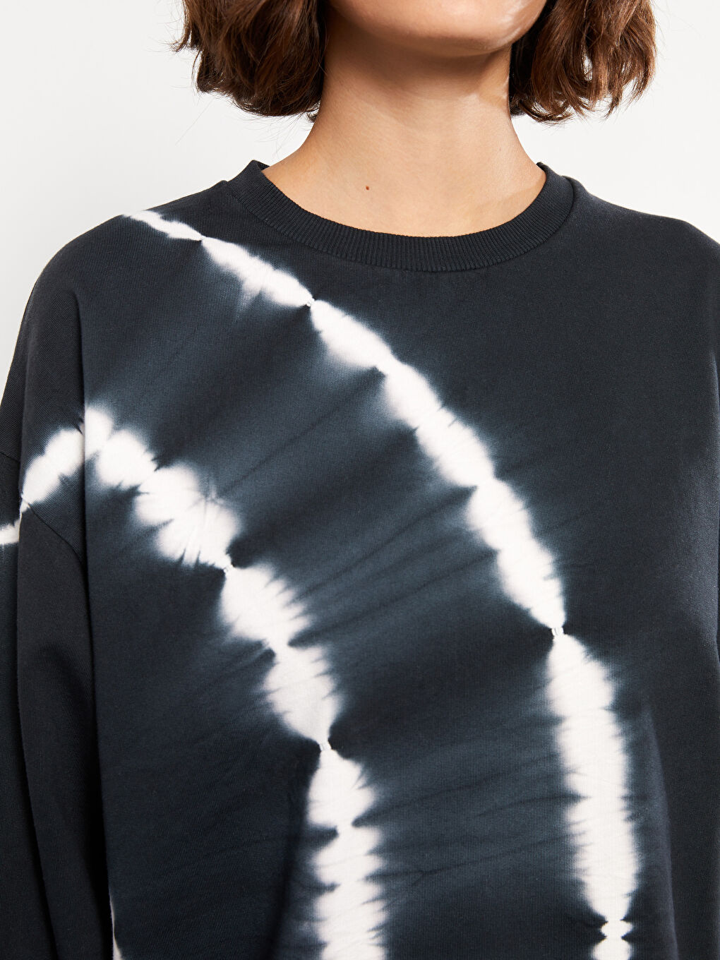 Siyah Bisiklet Yaka Desenli Uzun Kollu Kadın Sweatshirt-3