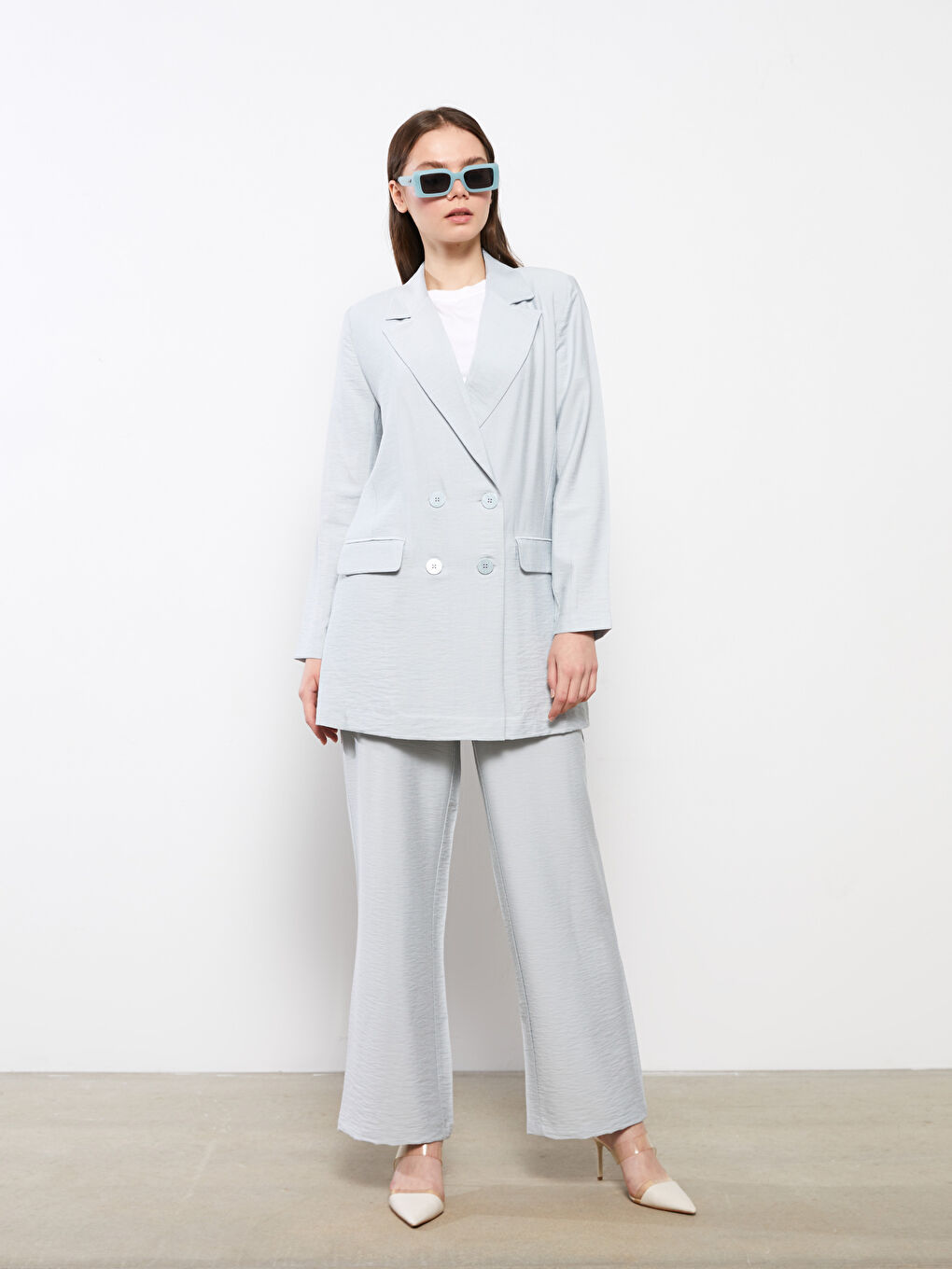 جاكيت للسيدات بأزرار أمامية وكم طويل مستقيم