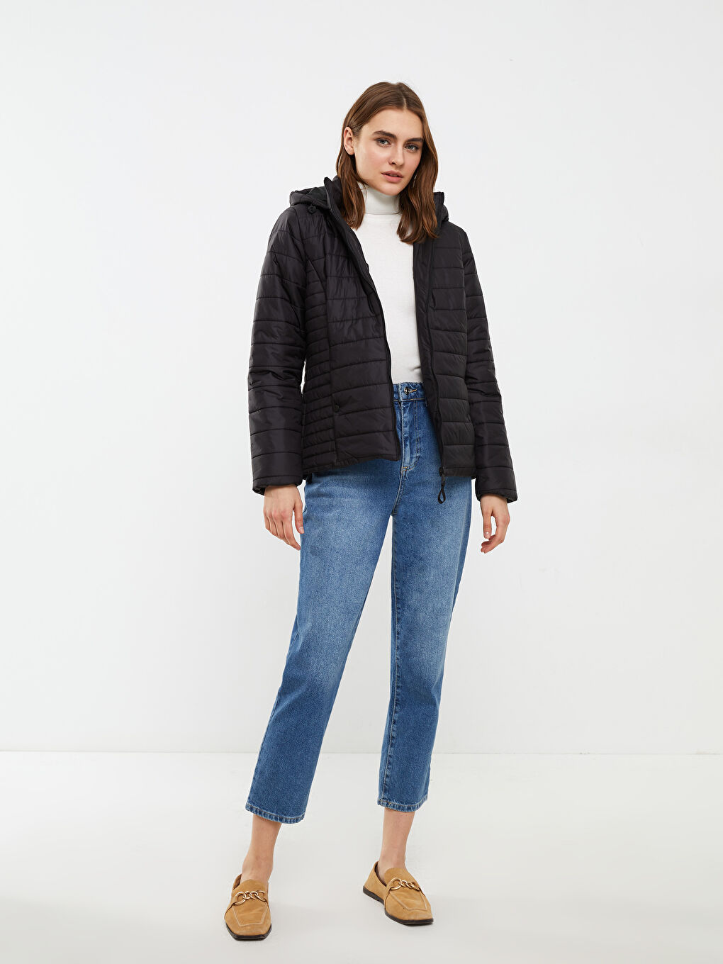 Siyah Kadın Kapüşonlu Düz Şişme Mont