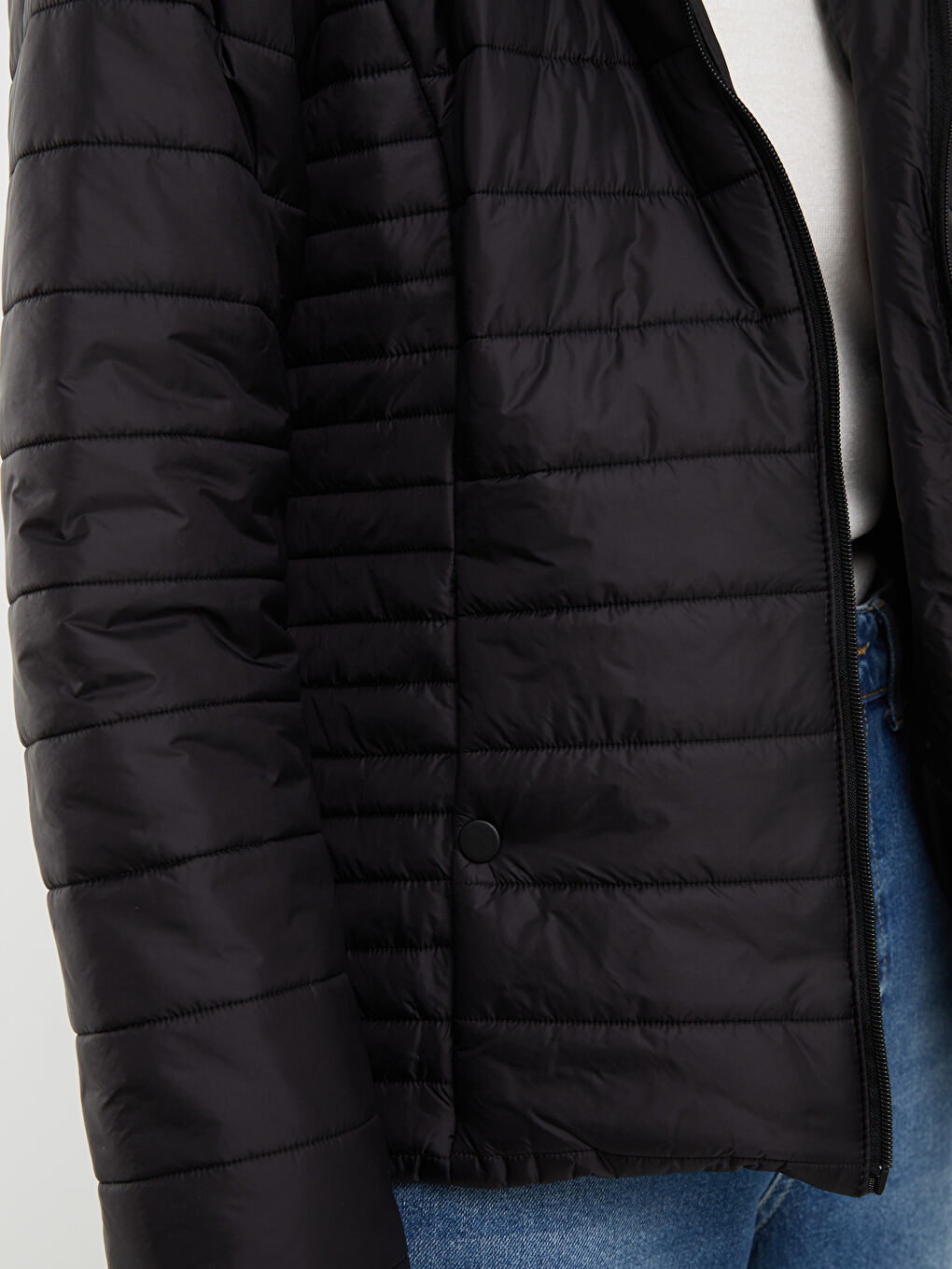 Siyah Kadın Kapüşonlu Düz Şişme Mont-4