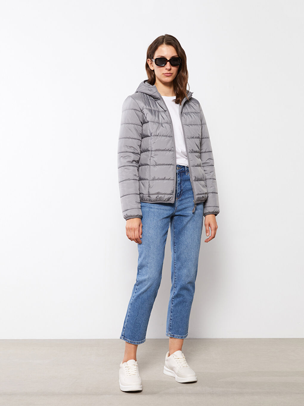 Gri Kadın Kapüşonlu Düz Şişme Mont