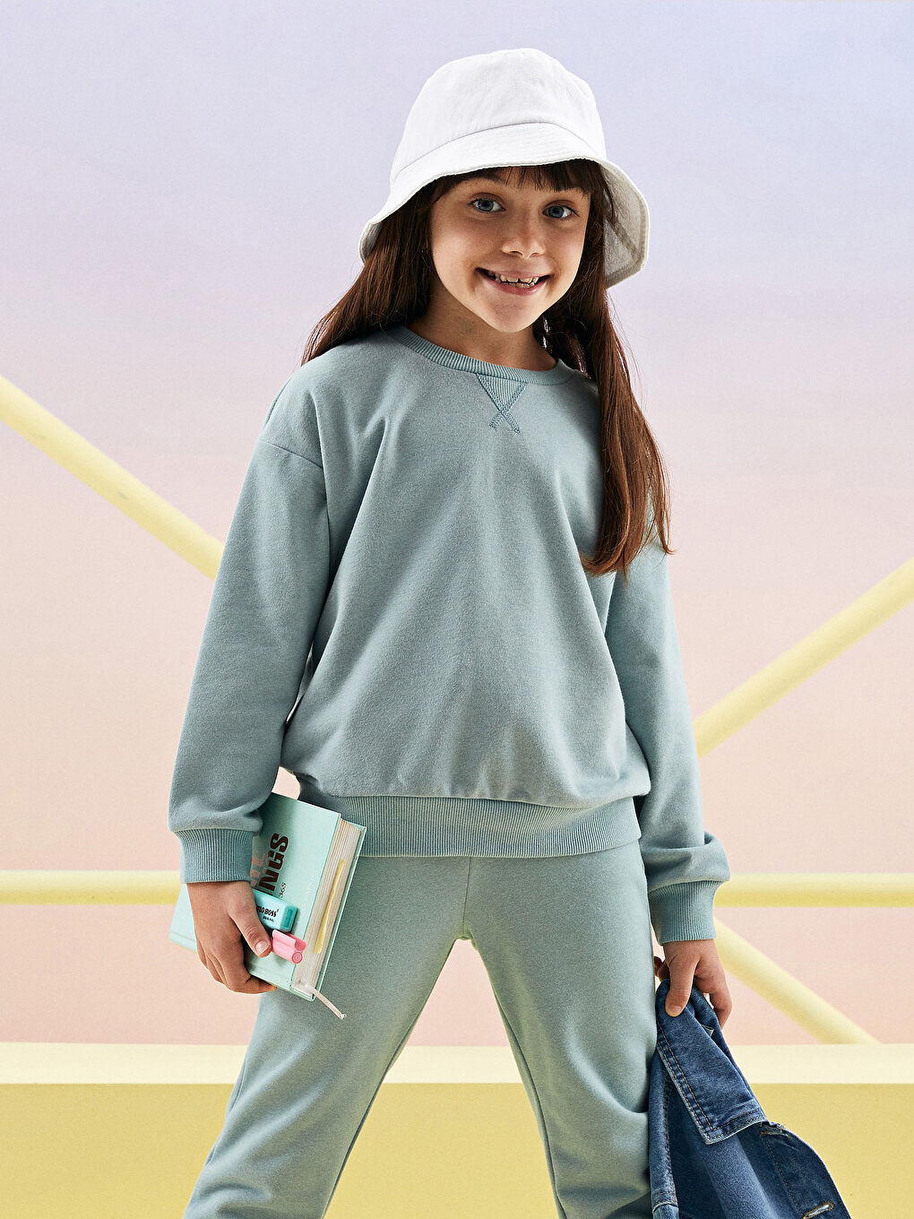 LCW Kids Mat Yeşil Bisiklet Yaka Basic Uzun Kollu Kız Çocuk Sweatshirt - 1