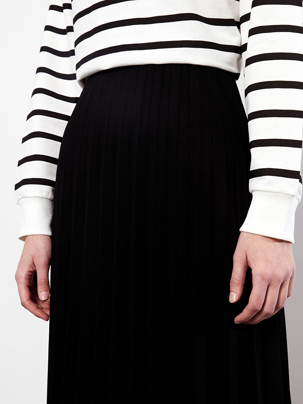 Siyah Beli Lastikli Düz Krep Kadın Pileli Etek-2