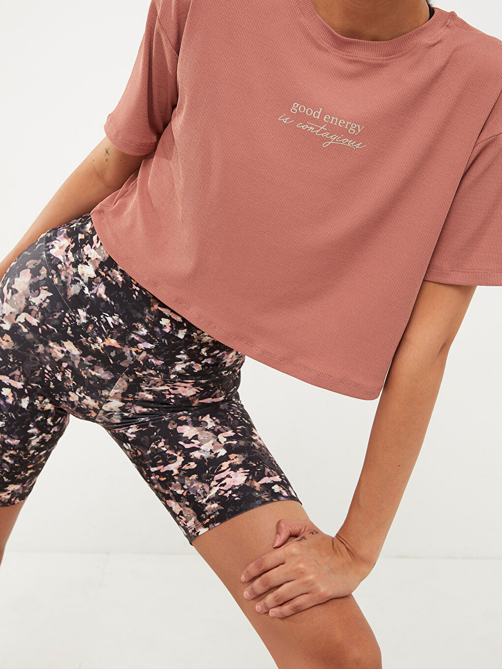 Pembe Bisiklet Yaka Baskılı Kısa Kollu Kadın Crop